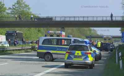 Auto überschlägt sich auf Autobahn - langsamfahrender Gaffer verursacht auf Gegenspur schweren Folgeunfall - Autobahn in beide Richtungen voll gesperrt: Unfallzeugin im O-Ton: 