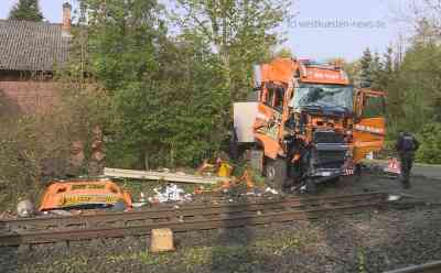 Mindestens 25 Verletzte: Regionalzug kollidiert an Bahnübergang mit Lastwagen: LKW war auf Bahnübergang liegengeblieben - Zug kann nicht mehr rechtzeitig bremsen - Feuerwehr muss Lokführer befreien - Rettungskräfte mit Grossaufgebot im Einsatz