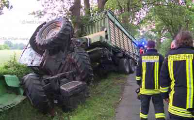 Auto prallt frontal in Traktorgespann: Zwei Schwerverletzte: Traktor stürzt nach dem Unfall um - Auto- und Traktorfahrer können sich selbst befreien - Straße stundenlang gesperrt