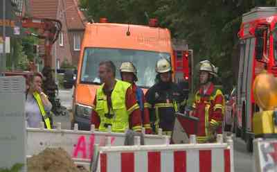 Gasleitung bei Bauarbeiten schwer beschädigt: Gasgeruch war deutlich wahrzunehmen - Stadtwerke sprechen von größerer Gasstörung - Polizei evakuierte sofort ein angrenzendes DEKRA-Schulungszentrum sowie drei Häuser