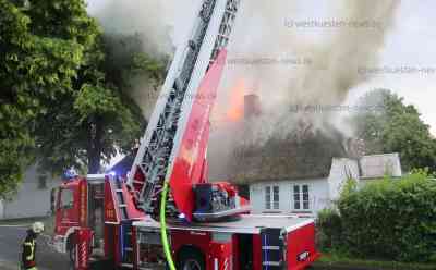 Blitzschlag setzt Reetdachhaus in Brand: Meterhohe Flammen zerstören über 200 Jahre altes Gebäude: Besitzer im O-Ton - Feuerwehr im Großeinsatz - Blitz schlug genau in Reetdachhaus ein - Ein Bewohner verletzt