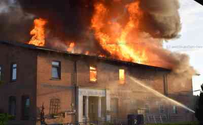 Verheerender Großbrand vernichtet Bauernhaus: Familie verliert ihr gesamtes Hab und Gut: Exclusive Bilder vom lichterloh brennenden Haus - Zunächst hatte nur ein Radlader neben dem Haus gebrannt, Feuer griff dann auf Hausdach über - Ein Verletzter