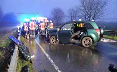 Stundenlange Vollsperrung: Drei Verletzte bei Frontalzusammenstoß auf der B200: Ein Autofahrer musste von Feuerwehr befreit werden - SUV-Fahrer war in Gegenverkehr geraten - Unfallgegnerin ebenfalls verletzt