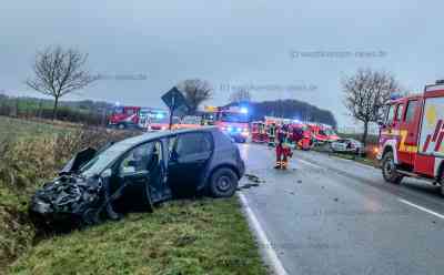 Autofahrer missachtet Vorfahrt von Vater und Sohn: Ein Toter und zwei Schwerverletzte bei Unfall nahe Flensburg: Mann war aus Seitenstraße auf Kreisstraße eingefahren - Autos wurden in Graben geschleudert - Unfallverursacher kann nur noch tot geborgen werden - Feuerwehr und Rettungsdienst im Großeinsatz