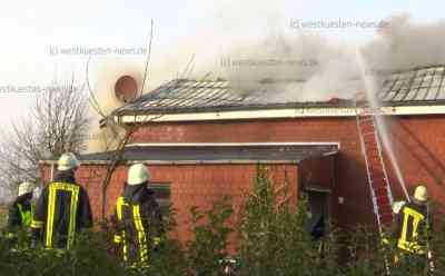 Bei Renovierungsarbeiten: Wohnhaus gerät in Brand - anfänglicher Zimmerbrand entwickelt sich zu Großfeuer: Familie mit zwei Kleinkinder verliert alles - Bagger muss Dach abtragen, damit Feuerwehr an Glutnester kommt - Keine Verletzten