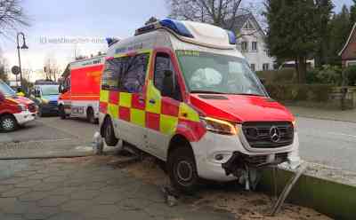 Krankenwagen kommt von Fahrbahn ab und prallt gegen Mauer: Patient und Sanitäter verletzt: Krankentransport war innerorts von Straße abgekommen - Weitere Rettungswagen müssen eigene Kollegen und Patienten in ein Krankenhaus bringen - Neuwertiges Einsatzfahrzeug schwer beschädigt