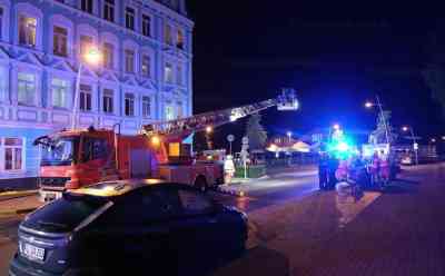 Kinderwagen im Treppenhaus in Brand gesteckt: 16 Menschen bei Feuer in Mehrfamilienhaus verletzt: Auch Kinder unter den Verletzten - Bewohner flüchteten aus Angst durch verqualmtes Treppenhaus - Feuerwehr rettet mehrere Menschen mit Drehleiter - Verletzte werden in Linienbus betreut