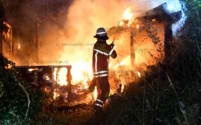 Brandserie in Flensburg setzt sich fort: Gartenlaube am frühen Morgen lichterloh in Flammen: Mindestens 25 gelegte Brände innerhalb der letzten zwei Monate - Gartenlaube brennt völlig nieder - Feuerwehr kann Ausbreitung auf weitere hölzerne Gartenhäuser verhindern