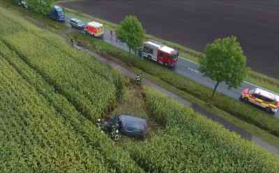 Baum bohrt sich in die Fahrgastzelle: Fahrer von Paket-Lieferwagen bei Unfall lebensbedrohlich verletzt: Auto war mit Fahrertür gegen Baum geprallt und auf Maisfeld geschleudert worden - Feuerwehr braucht eine Stunde, um eingeklemmten Fahrer zu befreien