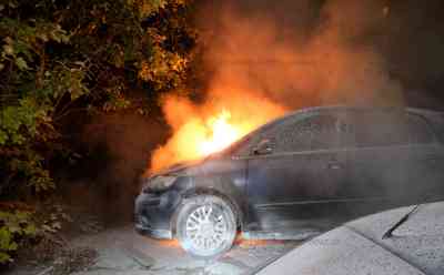 Unheimliche Brandserie versetzt Autobesitzer in Angst und Schrecken: Erneut vier Autos in der Flensburger Innenstadt in Flammen: Brandserie beschäftigt Feuerwehr seit Mitte Juli - Immer wieder brennen Autos, Müllcontainer und Kinderwagen in Treppenhäusern