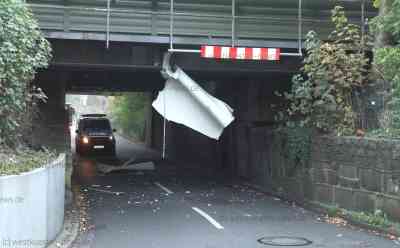 Brücke zu niedrig - Betrunkener Möbelspediteur zerlegt seinen Sprinter: Polizei misst 1,4 Promille im Blut - Fahrer flüchtet und will Fahrzeug in ebenfalls zu niedrigem Parkhaus verstecken