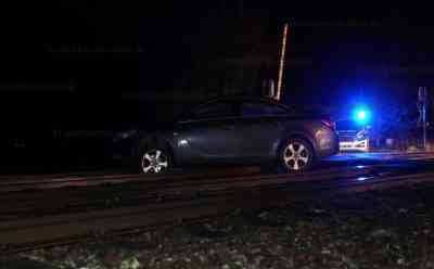 Betrunkener Autofahrer biegt von Landstraße direkt auf Bahnstrecke ab und lässt Wagen im Gleisbett stehen: Mann (50) flüchtet zu Fuß und wird von Polizei gefasst - Atemalkoholtest ergibt Wert von 1,8 Promille - Bahnstrecke Neumünster-Flensburg über zwei Stunden voll gesperrt