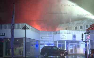 Meterhohe Flammen schlagen aus Autowerkstatt: Großfeuer zerstört Autohaus in Heide: Entdecker des Feuers im O-Ton - Über 120 Einsatzkräfte vor Ort - Werkstatt völlig ausgebrannt 