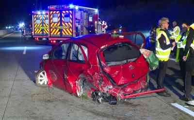 Hochgeschwindigkeits-Rennen endet mit katastrophalem Unfall: Sportwagen rammt auf A7 mit 230 km/h in Kleinwagen - Augenzeugin erleidet Herzinfarkt: Ersthelfer im O-Ton - Offenbar fuhren zuvor zwei Sportwagen mit 230 km/h auf der linken Spur - Kleinwagenfahrerin übersieht zweiten Wagen bei Spurwechsel - Frau lebensgefährlich verletzt - Rettungshubschrauber landet auf Autobahn