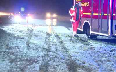 Wetterkapriolen im Norden: Regen geht in der Nacht plötzlich in Schnee über - Zahlreiche Unfälle auf der A7: Erster Schneefall sorgt für glatte Straßen - Transporter wird bei Schneefall durch Wildschutzzaun geschleudert - Am Abend bereits Unfall mit Sattelzug bei Schleswig