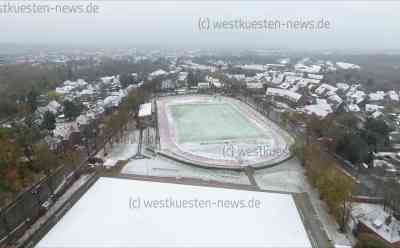 Angezuckerte Hausdächer, weißer Sportplatz: Der erste Schnee ist da!: Am Morgen setzte im Süden Schleswig-Holsteins leichter Schneefall ein - Weitere Schneefälle und Glätte in der Nacht zum Samstag erwartet