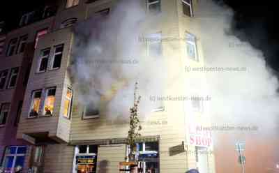 Küchenbrand greift schnell um sich: Gesamte Wohnung in Mehrfamilienhaus ausgebrannt - Drei Menschen verletzt, darunter schwangere Frau: Bei Eintreffen der Feuerwehr brannte bereits gesamte Wohnung - Mehrere Rettungswagen alarmiert - Feuerwehr kann Brand vor Übergreifen auf andere Wohnungen eindämmen