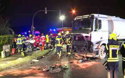 Fahrer von Tanklastzug missachtet Stoppschild und rammt Kleinwagen: Beide Insassen im Auto eingeschlossen: Tankzug rammt VW auf Kreuzung - Auto wird in Hecke geschleudert - Feuerwehr muss Insassen befreien