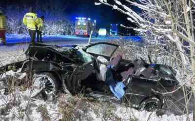 Schneeglätte sorgt für schweren Unfall: BMW gerät auf schneebedeckter Bundesstraße ins Rutschen und prallt frontal in LKW - Fahrer schwer verletzt: Neuschnee auch in der Nacht in Schleswig-Holstein - Feuerwehr muss eigeklemmten Fahrer befreien - LKW-Fahrer bleibt unverletzt - B199 voll gesperrt