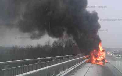 Mitten im Schneetreiben: Auto und Wohnwagen gehen auf der A23 in Flammen auf: Autobahn bleibt wegen gefrierendem Löschwasser gesperrt - Fahrzeug völlig ausgebrannt - Fahrer bleibt unverletzt