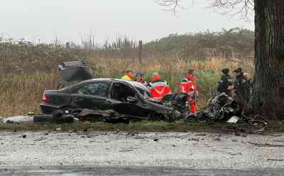 Tragisches Unglück kurz vor Weihnachten: Auto prallt in dichtem Nebel auf B4 frontal gegen Baum - Fahrer stirbt noch an Unfallstelle: Rettungskräfte im Großeinsatz - Auto bei Aufprall völlig zerstört - Motorblock herausgerissen - Bundesstraße voll gesperrt