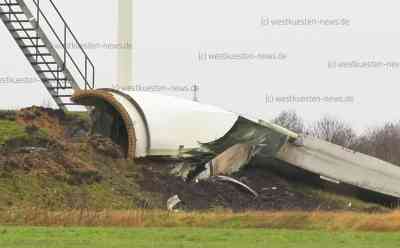 Spektakulärer Schaden: Großer Flügel von Windkraftanlage im Sturm abgebrochen und auf Feld gestürzt: Flügel brach bei Sturmböen plötzlich von Anlage ab und stürzte zu Boden - Rotorblatt völlig zerstört - Unglücksort abgesperrt