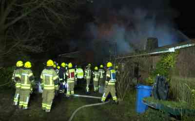 Großbrand in Osterrade: Feuer zerstört Wirtschaftsgebäude: Wind steht günstig - Feuerwehr kann Wohnhaus und PKW retten - Bewohner endeckten das Feuer und blieben unverletzt