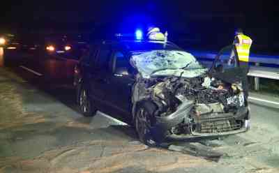 Sekundenschlaf am Steuer? Dänischer Autofahrer prallt in Heck von Lastzug und wird schwer verletzt : Auto soll ungebremst unter LKW gefahren sein - Skoda wird völlig zerstört - Autobahn in Richtung Norden voll gesperrt 