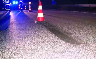 Winterwetter hinterlässt Spuren auf den Straßen: Frost verursacht tiefen Spalt auf der Autobahn 23 bei Elmshorn: Hauptfahrstreifen vorsorglich gesperrt - Notreparatur noch in der Nacht - Technisches Hilfswerk und Autobahnmeisterei im Einsatz