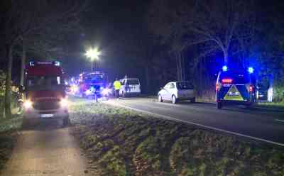 Führten Streitigkeiten unter Autofahrern zu tödlichem Unfall? Autos stoppen auf Landstraße - Beide Fahrer werden von entgegenkommendem Transporter erfasst: Ein Autofahrer stirbt noch an der Unfallstelle - Zweiter Autofahrer wird schwer verletzt - Rettungskräfte mit Großaufgebot im Einsatz - Landstraße mehrere Stunden voll gesperrt