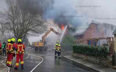 Gebäudekomplex in Flammen: Mehr als 100 Feuerwehrleute löschen Großbrand: Scheune und Wohnhaus lichterloh in Flammen - Zwei Menschen erleiden Rauchvergiftung - Anwohner sollen Fenster und Türen geschlossen halten