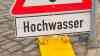 Sturmflut fällt höher aus als erwartet: Erste Überschwemmungen bereits am Nachmittag: Erwarteter Pegelstand bereits gegen 15.30 Uhr erreicht - Ufernahe Bereiche überflutet - Autos stehen im Wasser
