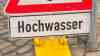 Sturmflut fällt höher aus als erwartet: Erste Überschwemmungen bereits am Nachmittag: Erwarteter Pegelstand bereits gegen 15.30 Uhr erreicht - Ufernahe Bereiche überflutet - Autos stehen im Wasser