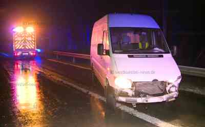 Mercedes Benz Sprinter verunglückt auf glatter A23: Glatte Straßen führen zu Verkehrsunfällen - Sprinter auf A23 nicht mehr fahrbereit nach Unfall - Kastenwagen knallt gegen Leitplanke