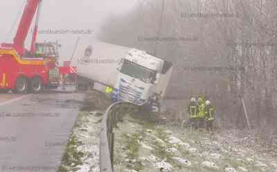 Mehrere Glätteunfälle legen Verkehr auf der A7 lahm - Autobahn zeitweise in beide Richtungen gesperrt: Zwei Lastzüge verunglücken bei Schneeglätte - Weiterer Unfall am Stauende - Autobahn stundenlang gesperrt