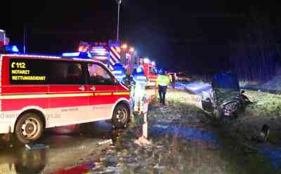 Glätte wird Autofahrern zum Verhängnis: Mehrere Unfälle nach Schneeschauer auf der Autobahn 7 - Ein Autofahrer schwer verletzt: Fahrzeuge kamen ins Rutschen - Schneeschauer hatte Autobahn in glatte Rutschbahn verwandelt - Rettungskräfte im Dauereinsatz