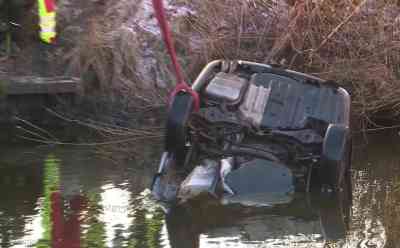 Taucher suchen nach Glätteunfall nach vermissten Fahrer: Auto kommt von eisglatter Bundesstraße ab, durchbricht Brückengländer und landet im Fluss: Total zerstörtes Auto wird von Kran geborgen - 18- Jähriger Unfallfahrer wird später in Schule angetroffen - Einsatzkräfte vermuteten, dass der Fahrer im Fluss ertrunken ist - Bundesstraße voll gesperrt