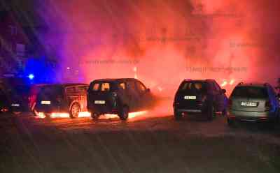 Versuchter Spritklau geht völlig schief: Benzindiebe stecken mehrere Autos in Brand - Fünf Fahrzeuge beschädigt: Auslaufender Kraftstoff setzt weitere Autos in Brand - Zwei Fahrzeuge komplett ausgebrannt - Polizei nimmt dunkel gekleidete Person im Nahbereich fest - Noch unklar ob es sich um einen der Benzindiebe handelt