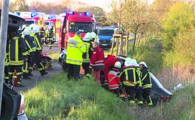 Vorfahrt an Landstraßen-Kreuzung missachtet: Eingeklemmter Autofahrer kann erst nach einer Stunde von Feuerwehr befreit werden: Insgesamt drei Verletzte - Rettungshubschrauber im Einsatz - Unfallfahrzeuge völlig zerstört