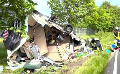 Wohnmobil wird nach Kollision mit Auto bei Überschlag völlig zerstört: Auto war auf Gegenfahrbahn geraten - Auch weiterer Pkw von Auto gerammt - Wohnmobil-Insassen wie durch ein Wunder nur leicht verletzt