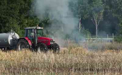 Flächenbrand bei Erntearbeiten in Schleswig Holstein: Meterhohe Rauchwolke - Mähdrescher in Sicherheit gebracht - Landwirte helfen beim Löschen