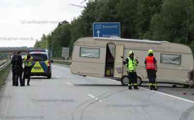 Sommerferien-Reisewelle rollt durchs Land: Unfälle behindern Verkehr auf Autobahnen - Wohnwagengespann auf der A23 verunglückt: O-Ton mit Beifahrer - Gespann geriet bei Überholmanöver ins Schleudern - Wohnwagen zerstört - Fahrerin leicht verletzt - Autobahn voll gesperrt