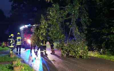 Dauerregen sorgt für Feuerwehreinsätze: Riesiger Ast bricht von Baum ab und blockiert Fahrbahn: Ast muss mit Löschfahrzeug von Baum getrennt werden - Straße voll gesperrt - Regengebiet läutet Wetterwechsel ein