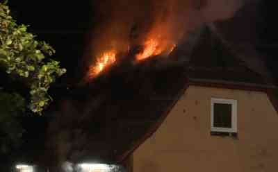 Meterhohe Flammen lodern aus dem Dach: Großfeuer zerstört Einfamilienhaus : Gebäude stand beim Eintreffen der Feuerwehr in Vollbrand - Löscharbeiten dauerten die ganze Nacht - Bewohner bei Brandausbruch nicht zu Hause