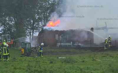 Historischer Reetdach-Hof von 1876 steht lichterloh in Flammen: Über 100 Einsatzkräfte löschen Großbrand in Nordfriesland: Gebäude wurde bei Brandausbruch saniert und stand leer - Zunächst war Person in Gebäude vermutet worden - Starke Rauchentwicklung