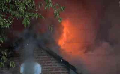 Löschwasserversorgung zusammengebrochen: Feuerwehr muss bei nächtlichem Garagenbrand nach Rohrbruch mit Wasser aus Pool löschen: Garage stand gegen Mitternacht plötzlich in Vollbrand - Ein Hausbewohner erleidet Verbrennungen - Insgesamt fünf Menschen aus Haus gerettet - Hydrantenleitung bei Löscharbeiten gebrochen