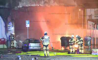 Großeinsätze offenbar durch Pyrotechnik an Neujahr im Kreis Pinneberg in Schleswig-Holstein : Warenannahme bei Edeka in Wedel brennt - Feuerwehren schützen Wohnhaus vor Carportbrand in Kummerfeld 