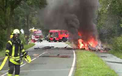 Mit Flüssigsauerstoff beladener Kleintransporter explodiert am Ortsausgang - Fahrer mit Verbrennungen in Spezialklinik eingeliefert - Enormer Knall im ganzen Ort hörbar gewesen: Fahrzeug soll medizinischen Sauerstoff transportiert haben - Fahrzeugteile landen nach heftiger Explosion in mehreren Grundstücken und richten Schäden an - Druckbehälter durchbricht Fahrerkabine