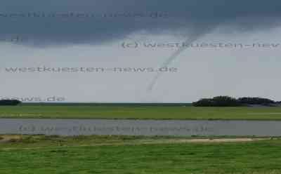 Tornado über der Elbe bei Brokdorf  - Augenzeuge Jan Grube hält den Bodenkontakt mit seiner Handykamera fest: Tornado soll sich nahe des Kernkraftwerk Brokdorf befunden haben - Glücklicherweise keine Schäden