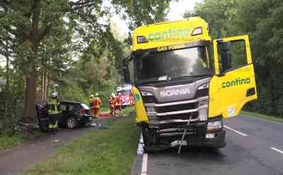 Ein Toter und drei Verletzte nach zwei Frontalunfällen in Schleswig- Holstein - Feuerwehren im Großeinsatz - : 63- Jähriger in Karolinenkoog bei Frontalzusammenstoß ums Leben gekommen - 38- Jährige in Breitenburg Kontrolle verloren 